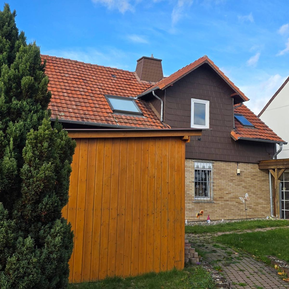 Seitenansicht des Hauses mit alter Dacheindeckung vor der Sanierung